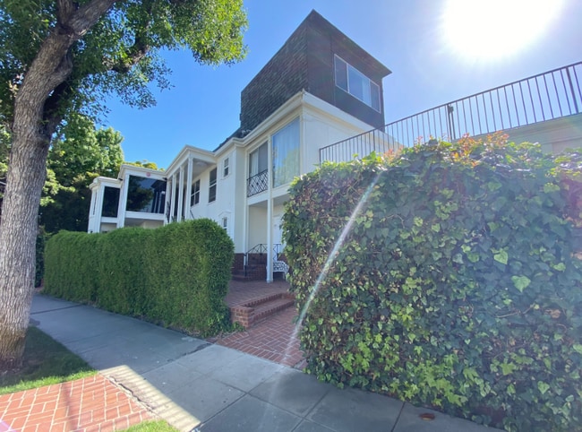Building Photo - 473-491 S Roxbury Dr