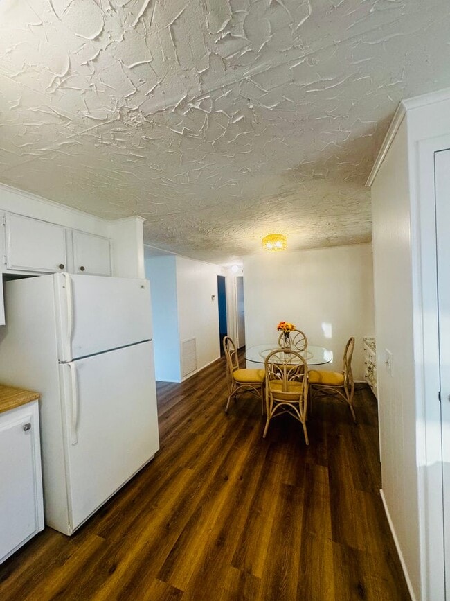 Building Photo - Welcome to your Florida retirement dream in desirable Hollywood Estates.