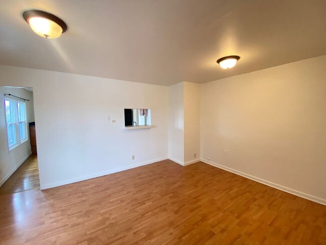 Building Photo - Advent - Low Deposit W/ Laundry & Detached...