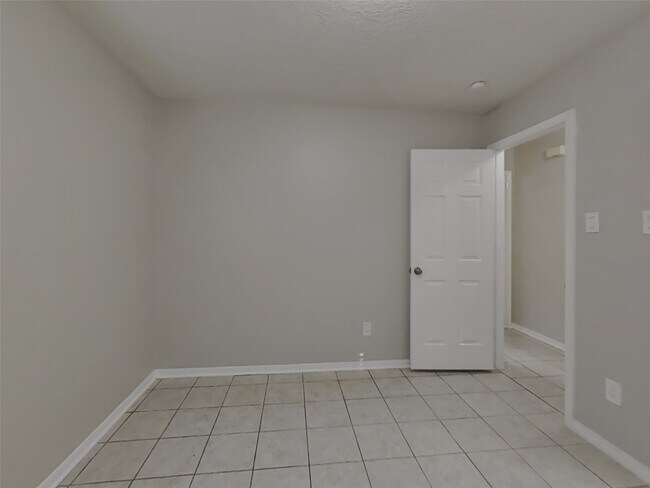 Building Photo - 18707 Singing Woods Dr