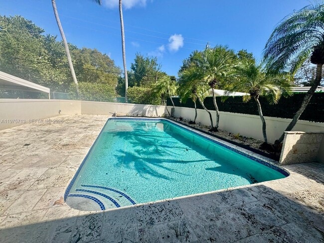 Building Photo - 747 N North Lake Dr