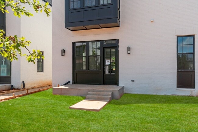 Building Photo - Minimalist Magic: 2-Bed Apartment Over Selah’s Creative District