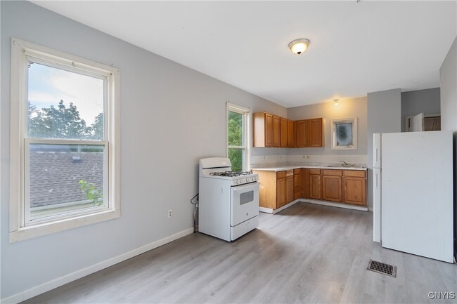 Building Photo - 117 W Schuyler St