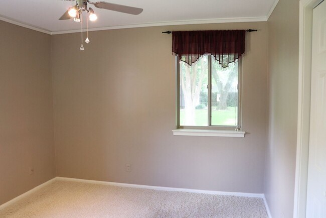 Building Photo - Irresistible 3-bedroom will leave you deli...