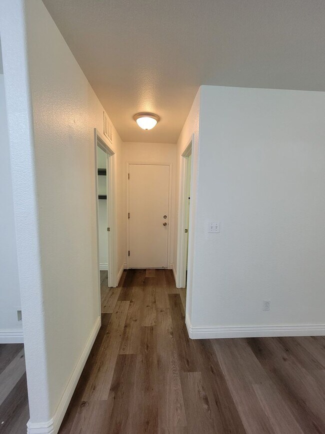 Building Photo - 4 Bedroom 2 Bathroom Home Close to Shopping and Restaurants!!