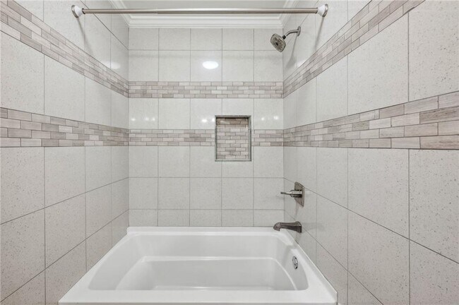 Building Photo - 2762 Dresden Dr
