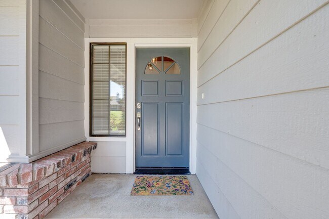 Building Photo - Bright and Stylish 4BD/2BA Home with 3 Car...