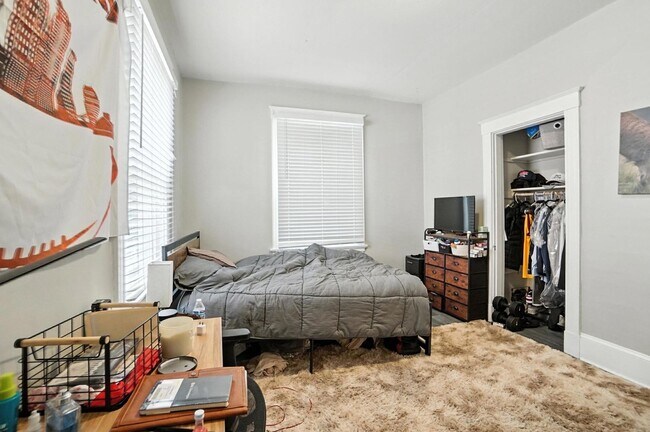 Building Photo - 7 bed/2 bath on Atkinson, Mins. from UC for Only $650/pp ($4,550/mo)!