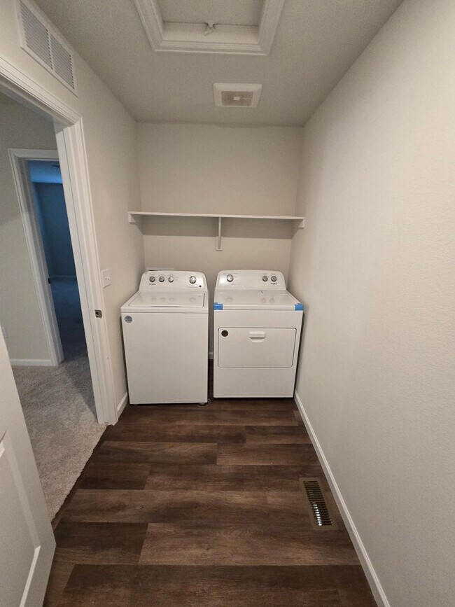 Building Photo - Like new 3 bedroom 2.5 bath with loft