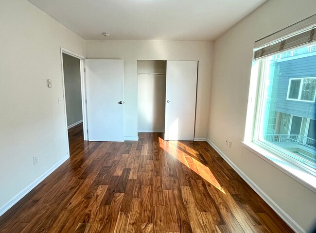 Building Photo - 2 bed/1bath Belltown full waterfront view ...