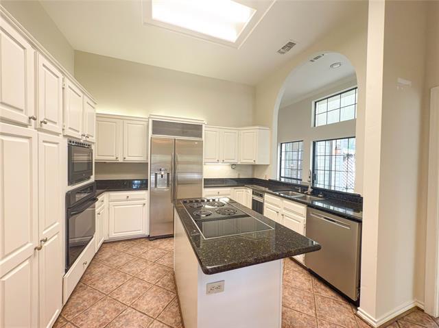 Building Photo - 5991 Lindenshire Ln