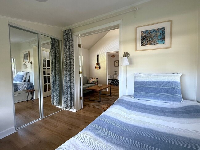 Building Photo - 2 Bedroom 2 Bath Annual Furnished Cottage ...