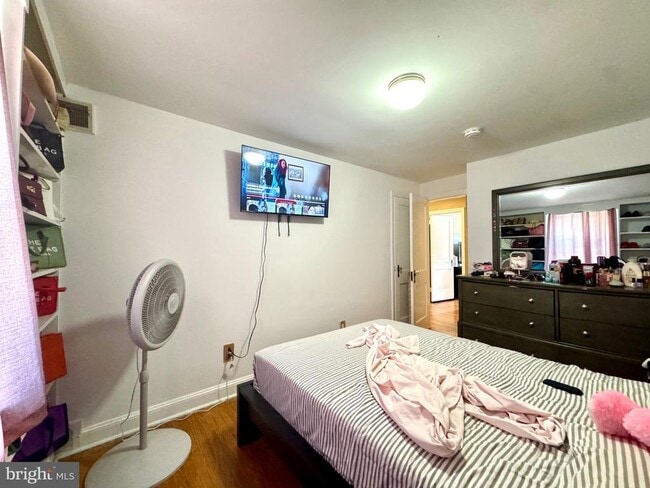 Building Photo - 827 Hampshire Rd