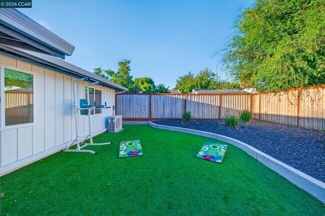 Building Photo - 3360 Esperanza Dr