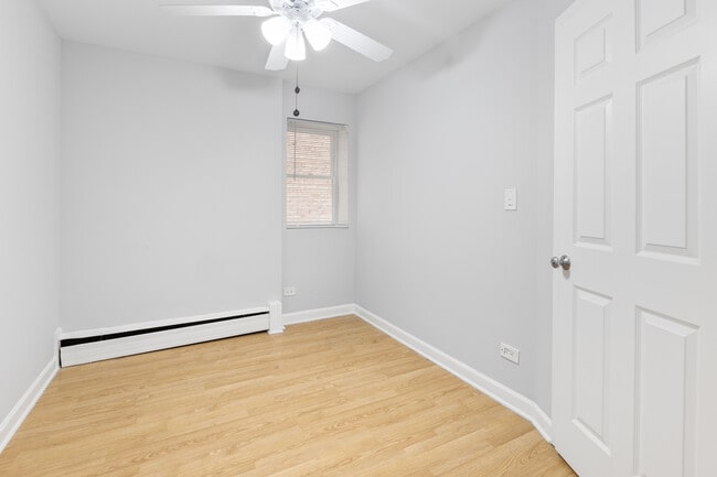 Building Photo - 6120 N Kenmore Ave