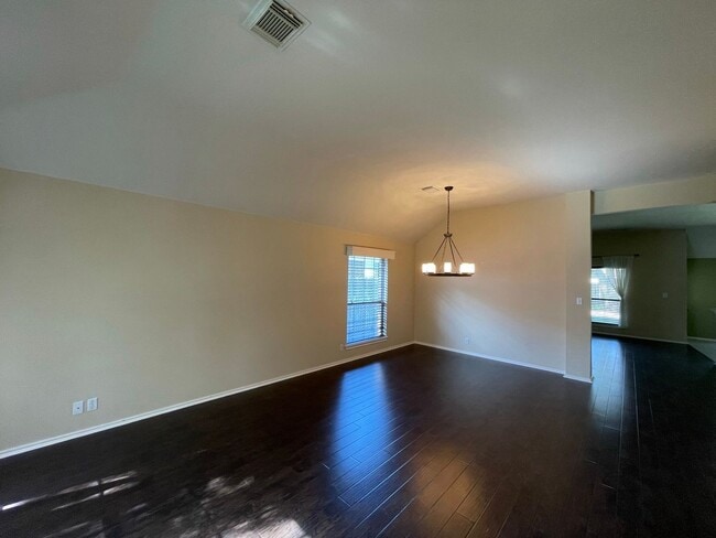 Building Photo - Beautiful single-story home in desirable Vista Oaks Subdivision