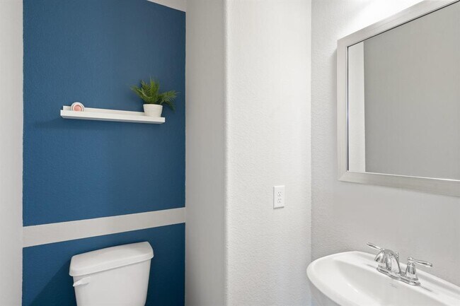 Building Photo - 515 Round Lake Dr