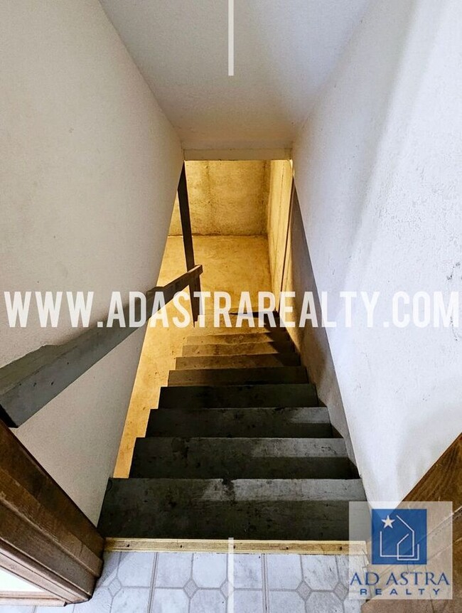 Building Photo - Beautiful Updated Duplex in Grandview-Available in MAY!!