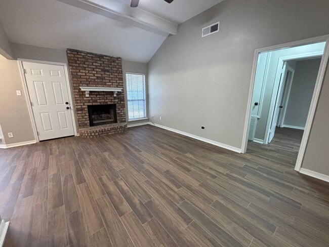 Building Photo - THIS HOME IS READY TO STEAL YOUR HEART WITH IT'S CHARM.