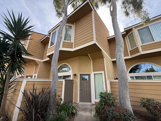 Building Photo - 2063 Charle St