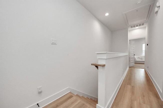 Building Photo - 1304 W 24th St