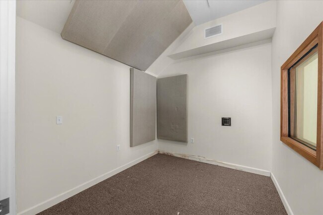 Building Photo - 9059 Carson St
