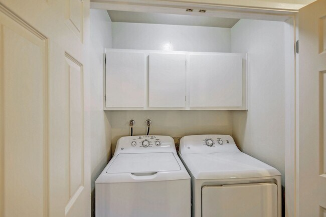 Building Photo - 2bed/2.5bath Townhouse with Updated Kitchen!