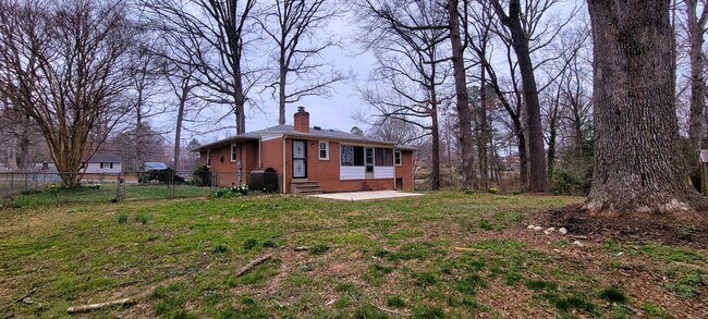 Building Photo - Large brick rancher in Chesterfield County with private back yard.