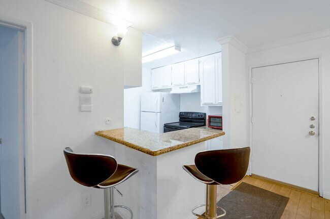Building Photo - 1 Bedroom / 1 Bathroom Rear Condo Unit