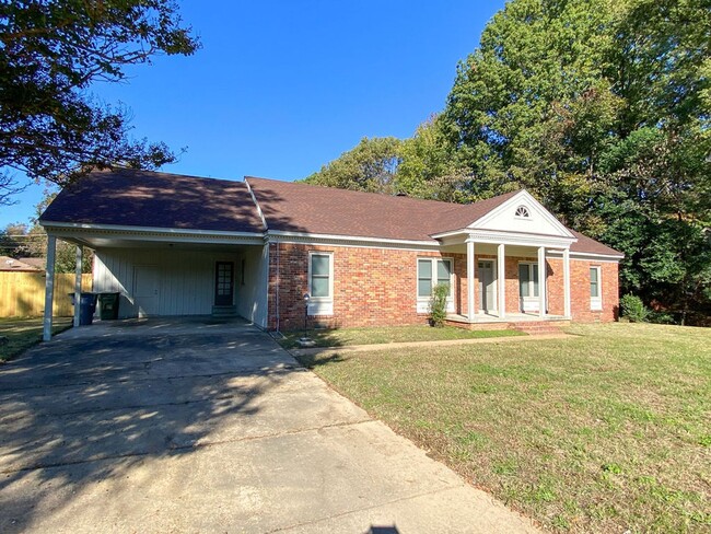 Building Photo - Large 3 bedroom 2 bath home in Whitehaven ...