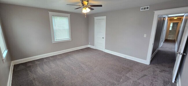 Building Photo - Huge 3-level 6 Bedroom - 2,500 sq/ft!
