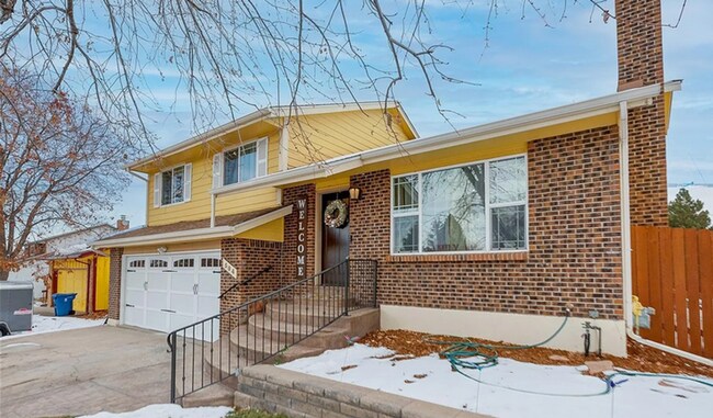 Building Photo - Huge room in a large shared home, private bathroom, great neighborhood, friendly roommates!