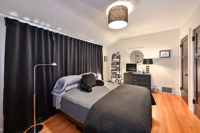 Building Photo - 1619 E Newton Ave