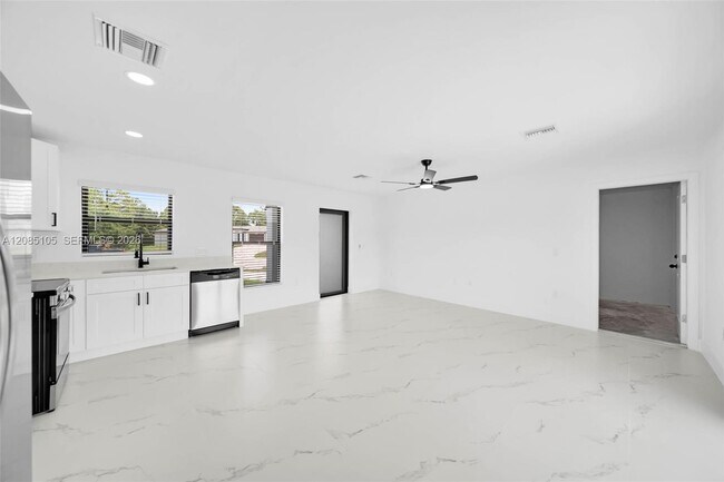 Building Photo - 4985 Fairway Ct