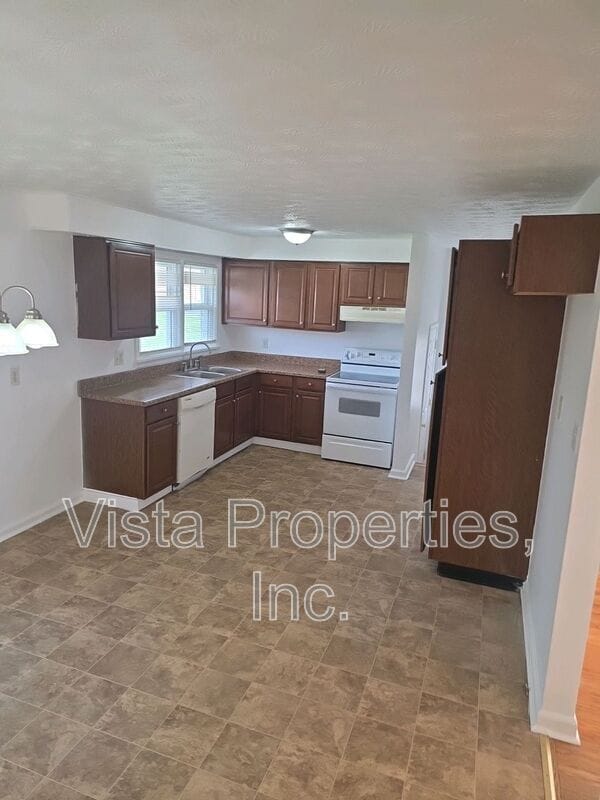 Building Photo - 7802 Columbine Dr