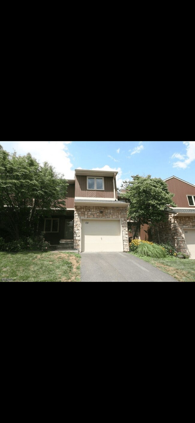 Building Photo - 64 Bond St