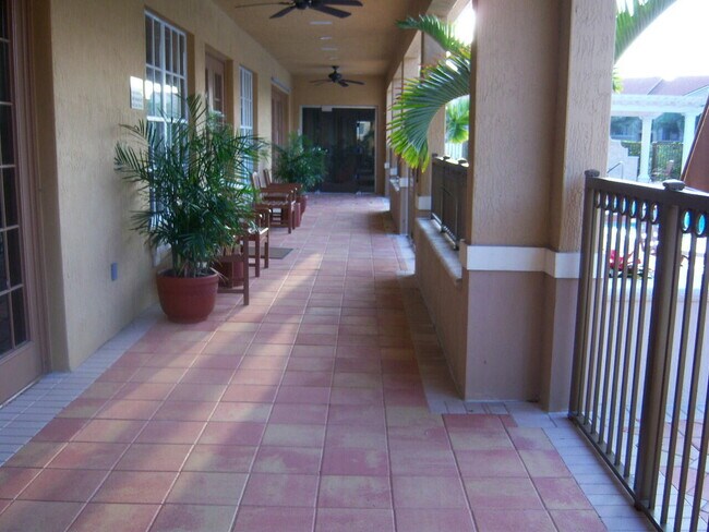 Building Photo - 818 Villa Cir