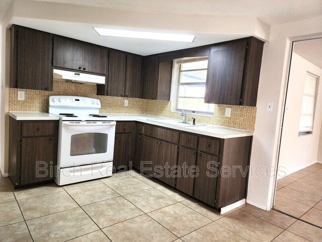 Building Photo - 1708 Springdale Dr