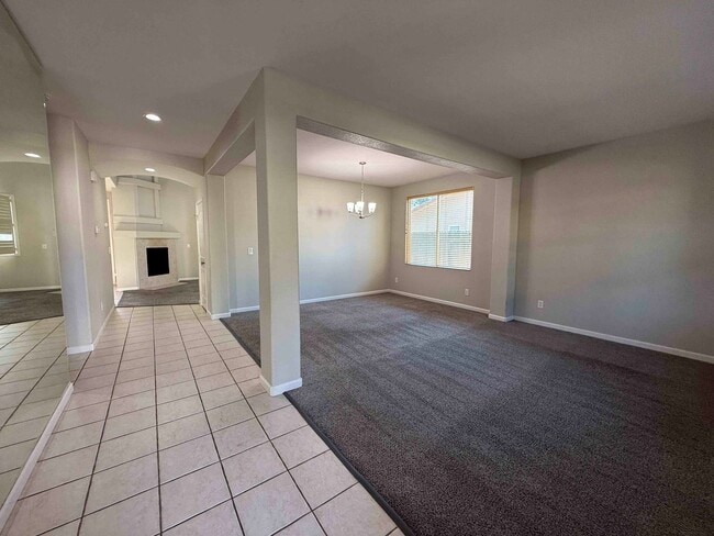 Building Photo - Great 4 Bedroom with Pool