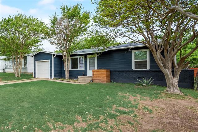 Building Photo - 228 E Oak Dr