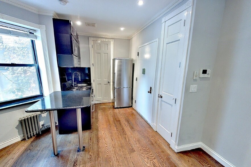 Primary Photo - 325 E 5th St