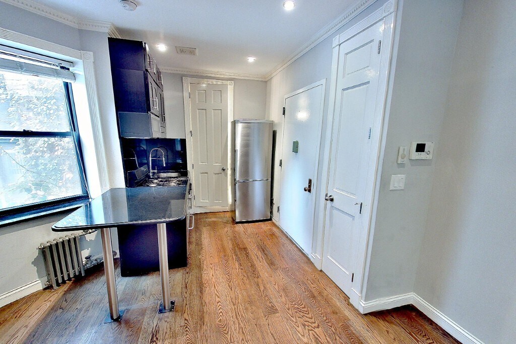 Building Photo - 325 E 5th St