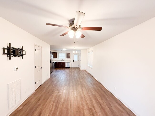 Building Photo - 2 Bedroom 2 1/2 Bathroom Home!