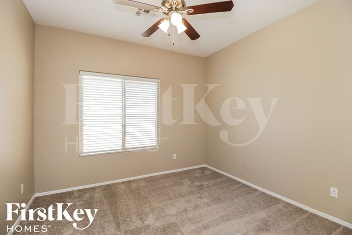 Building Photo - 1206 E Daisy Way