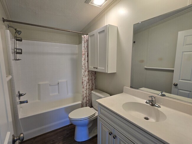 Building Photo - 165 Cattle Ln