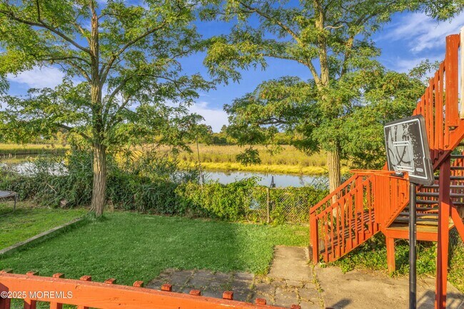 Building Photo - 177 Creek Rd