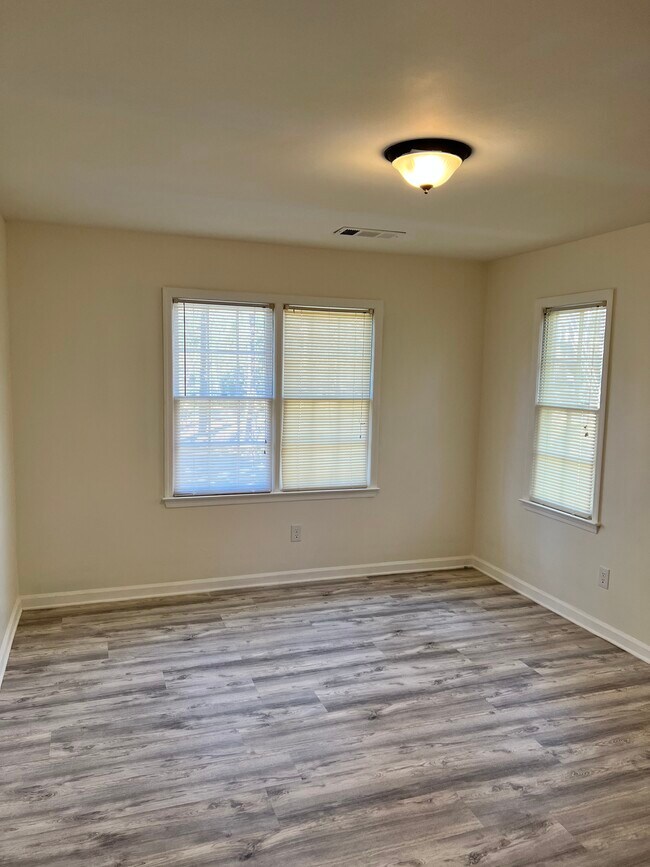 Building Photo - 10590 Haynes Bridge Rd