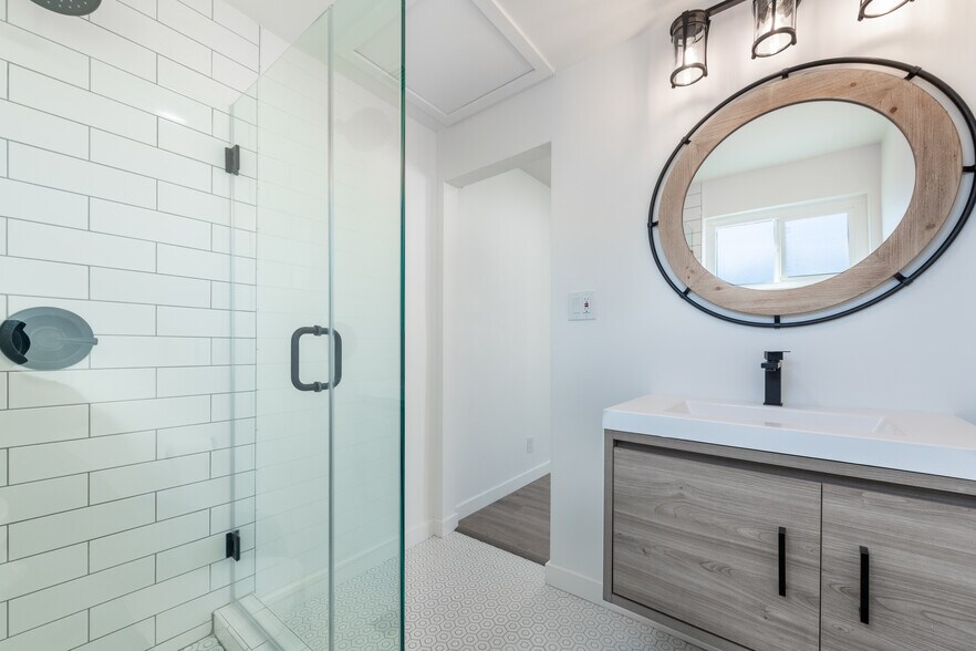 EN-SUITE BATHROOM 2 - 1011 N Florence St