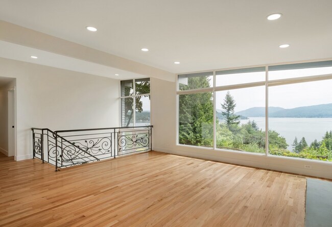 Building Photo - Elegant 4 bed home with Lake Sammamish Vie...