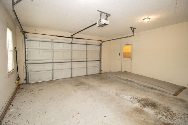 Building Photo - 2220 Montclair Dr